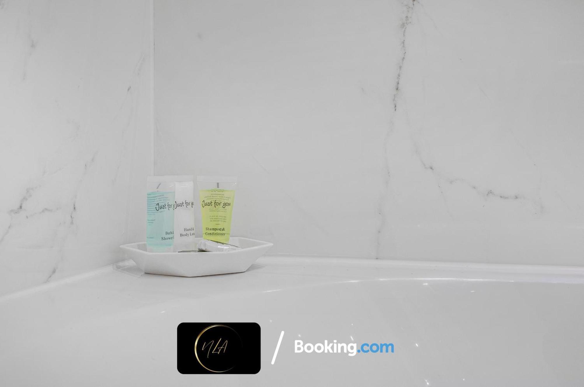City Centre Apartment With Free Parking, 2 Bathrooms, Netflix And Wifi - Suitable For Contractors And Families - By Noor Luxury Accommodations Birmingham Bagian luar foto