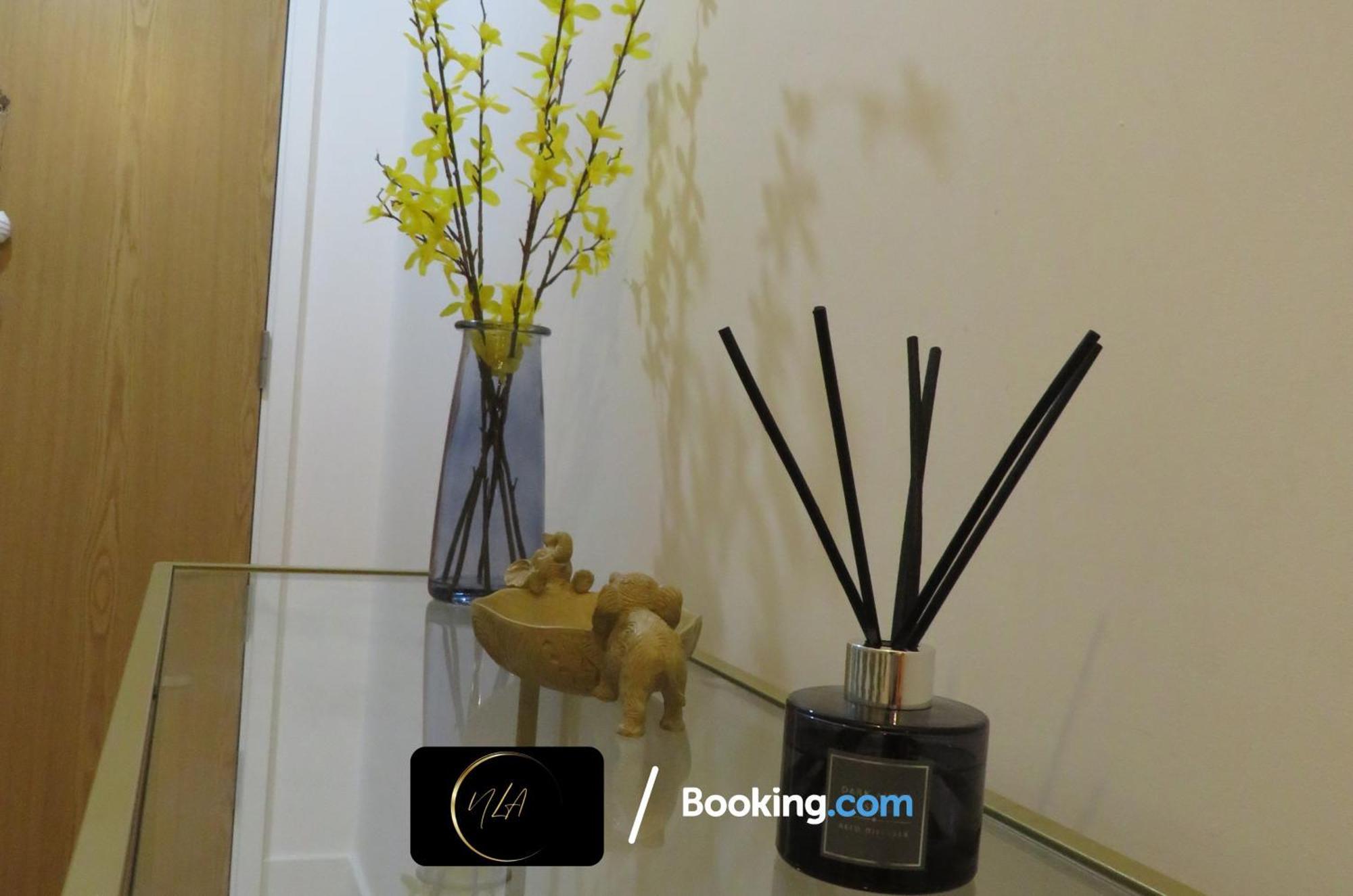 City Centre Apartment With Free Parking, 2 Bathrooms, Netflix And Wifi - Suitable For Contractors And Families - By Noor Luxury Accommodations Birmingham Bagian luar foto
