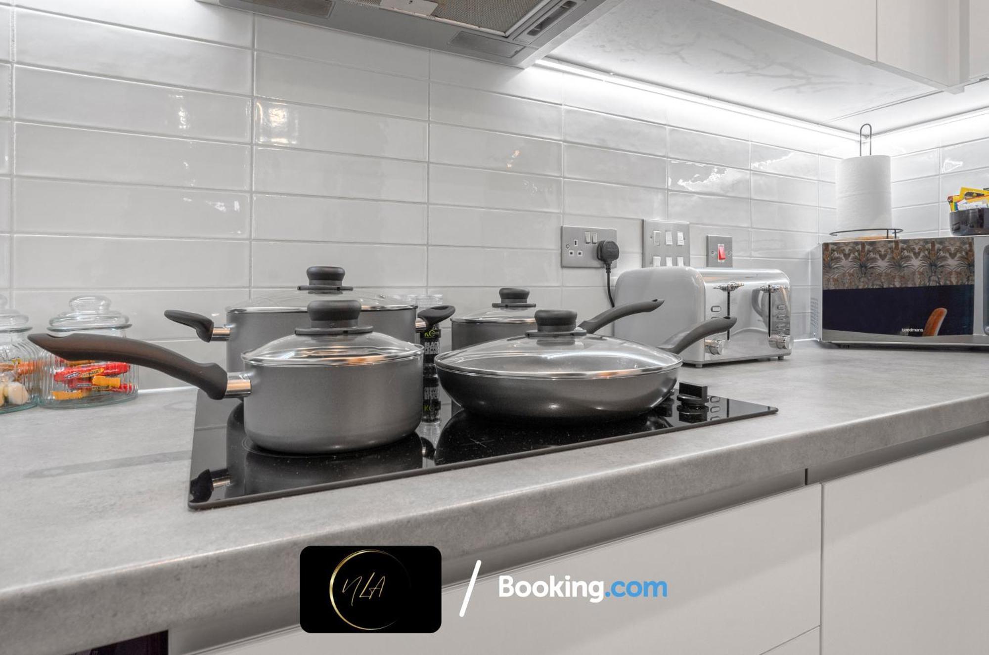 City Centre Apartment With Free Parking, 2 Bathrooms, Netflix And Wifi - Suitable For Contractors And Families - By Noor Luxury Accommodations Birmingham Bagian luar foto
