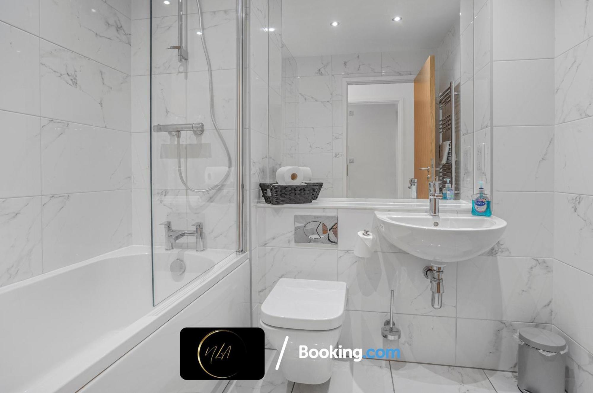City Centre Apartment With Free Parking, 2 Bathrooms, Netflix And Wifi - Suitable For Contractors And Families - By Noor Luxury Accommodations Birmingham Bagian luar foto