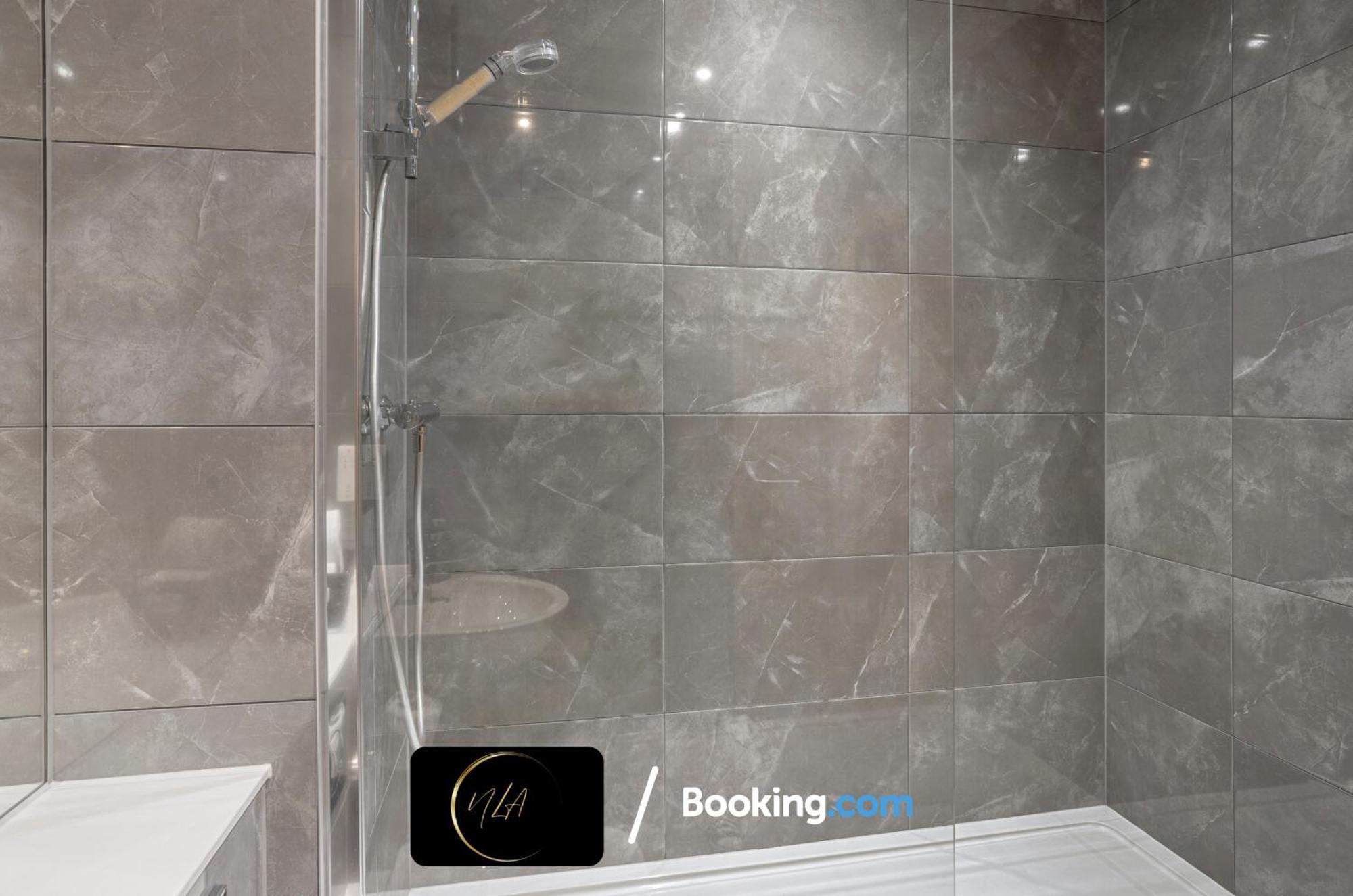 City Centre Apartment With Free Parking, 2 Bathrooms, Netflix And Wifi - Suitable For Contractors And Families - By Noor Luxury Accommodations Birmingham Bagian luar foto