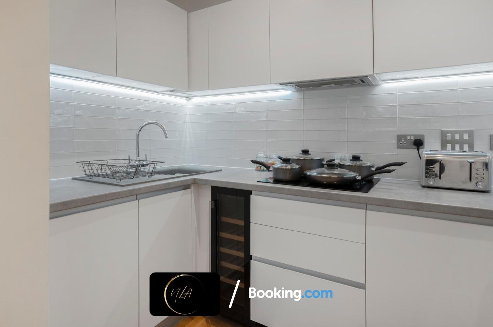 City Centre Apartment With Free Parking, 2 Bathrooms, Netflix And Wifi - Suitable For Contractors And Families - By Noor Luxury Accommodations Birmingham Bagian luar foto
