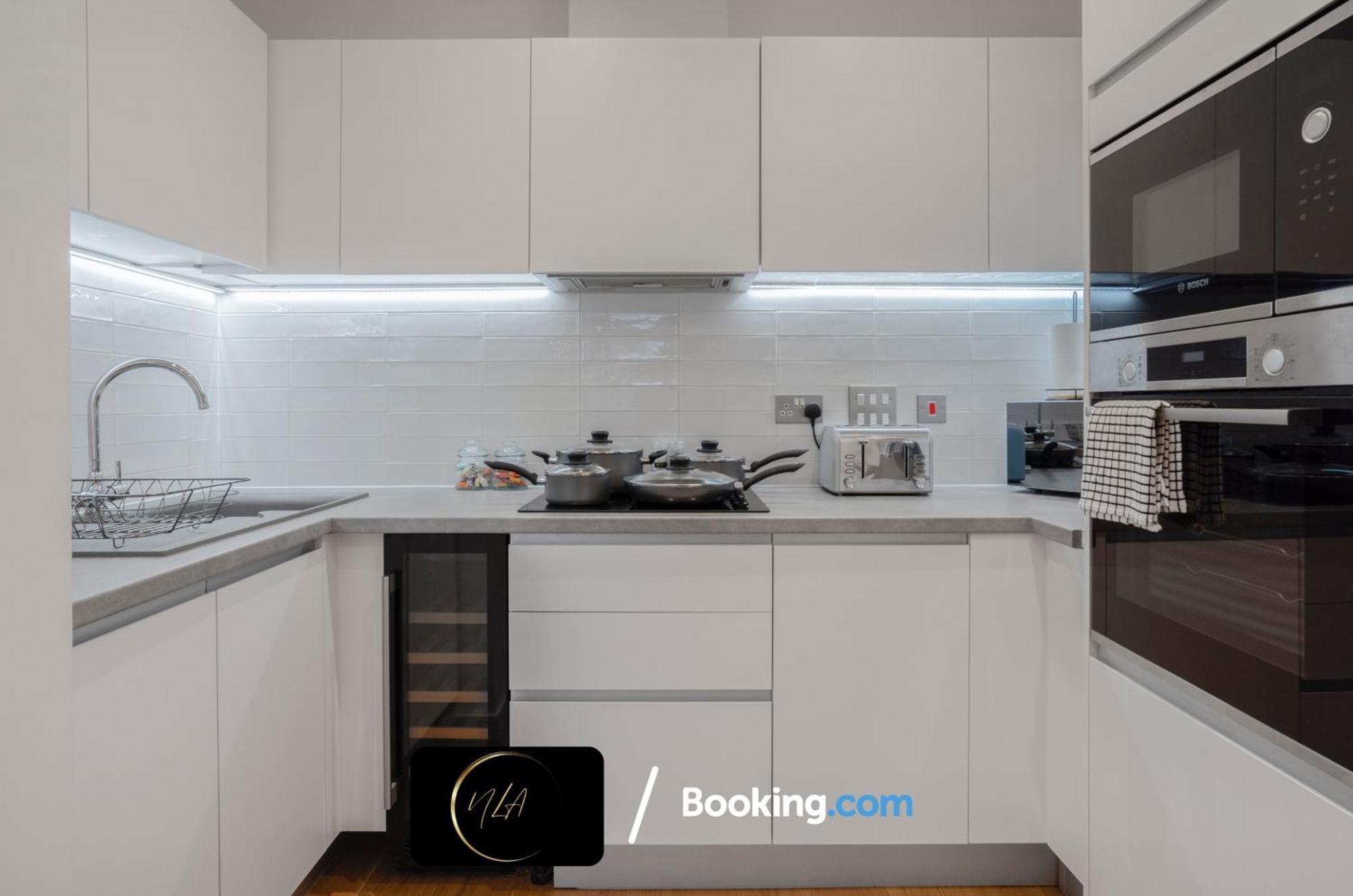 City Centre Apartment With Free Parking, 2 Bathrooms, Netflix And Wifi - Suitable For Contractors And Families - By Noor Luxury Accommodations Birmingham Bagian luar foto